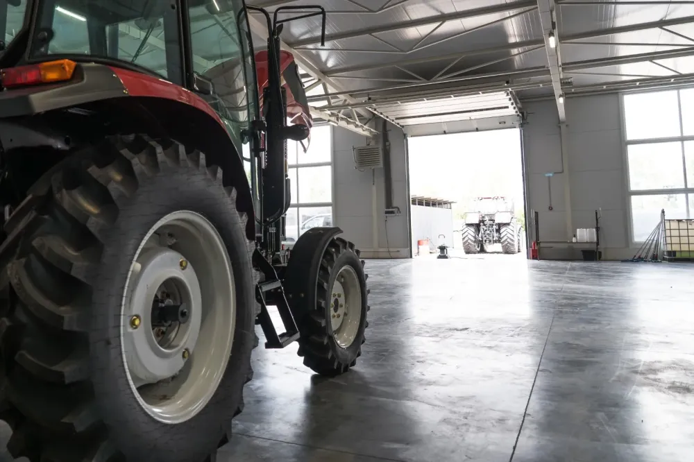 Tracteur garage ouvert